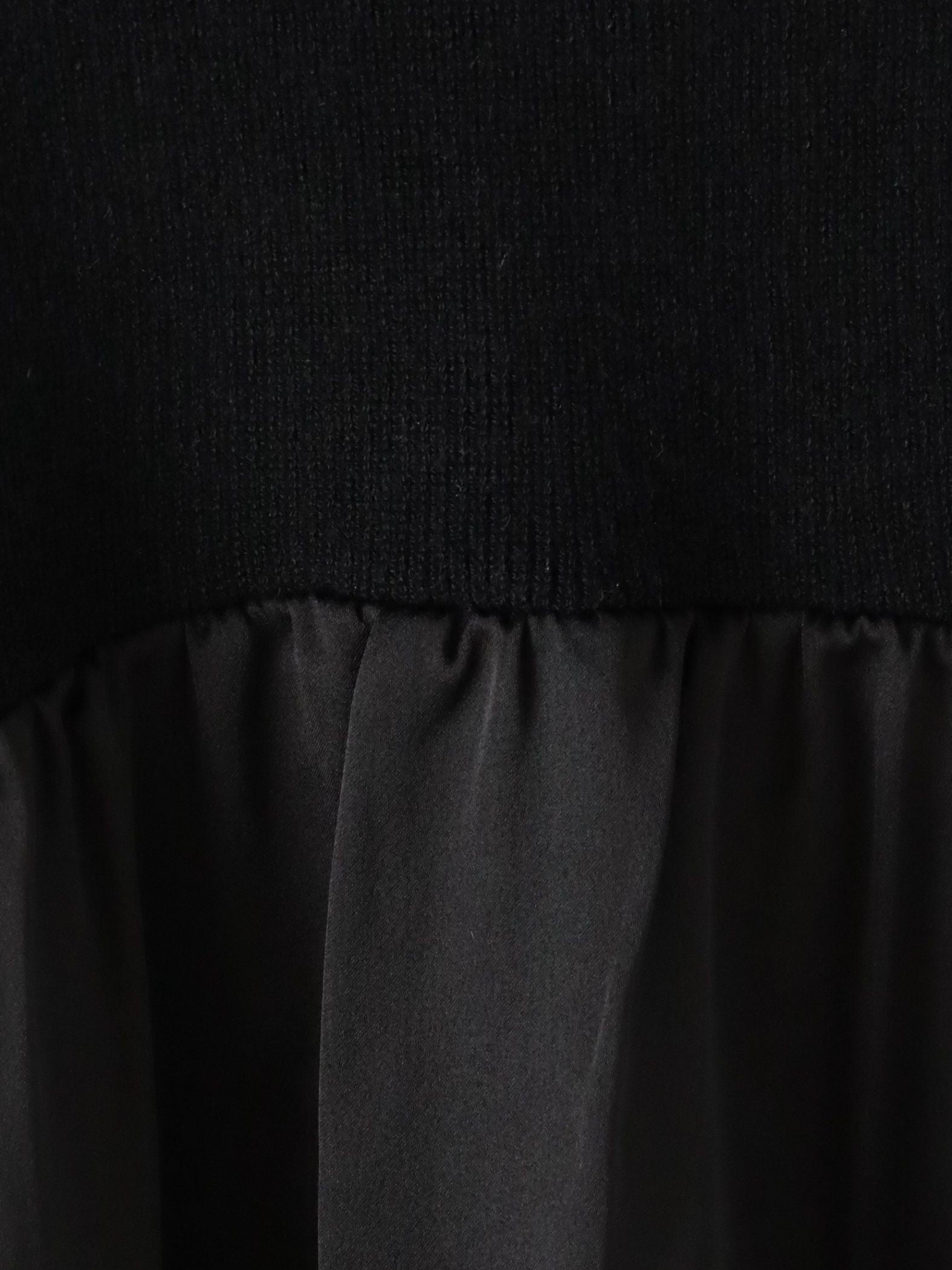 【WEB限定】”1枚でサマになる”とろみサテンふんわりニット