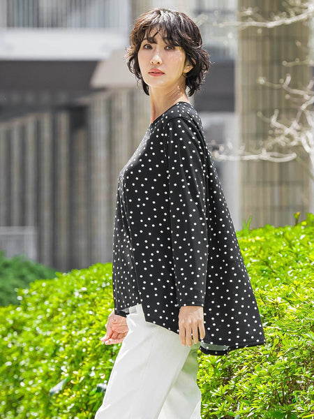 “ブラウスのように着られる”さらさらストレッチトップス