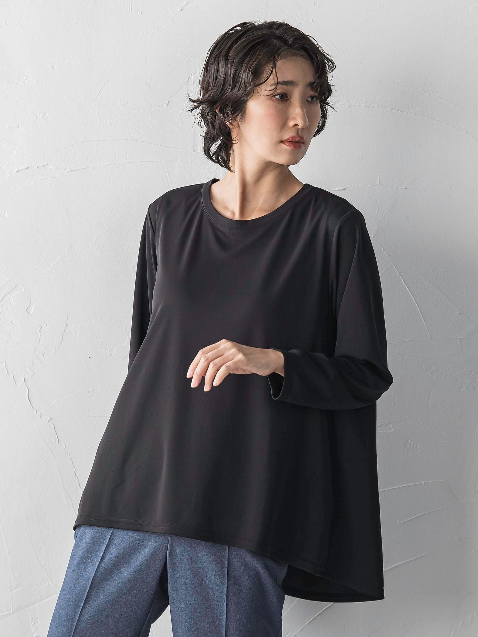 “ブラウスのように着られる”さらさらストレッチトップス