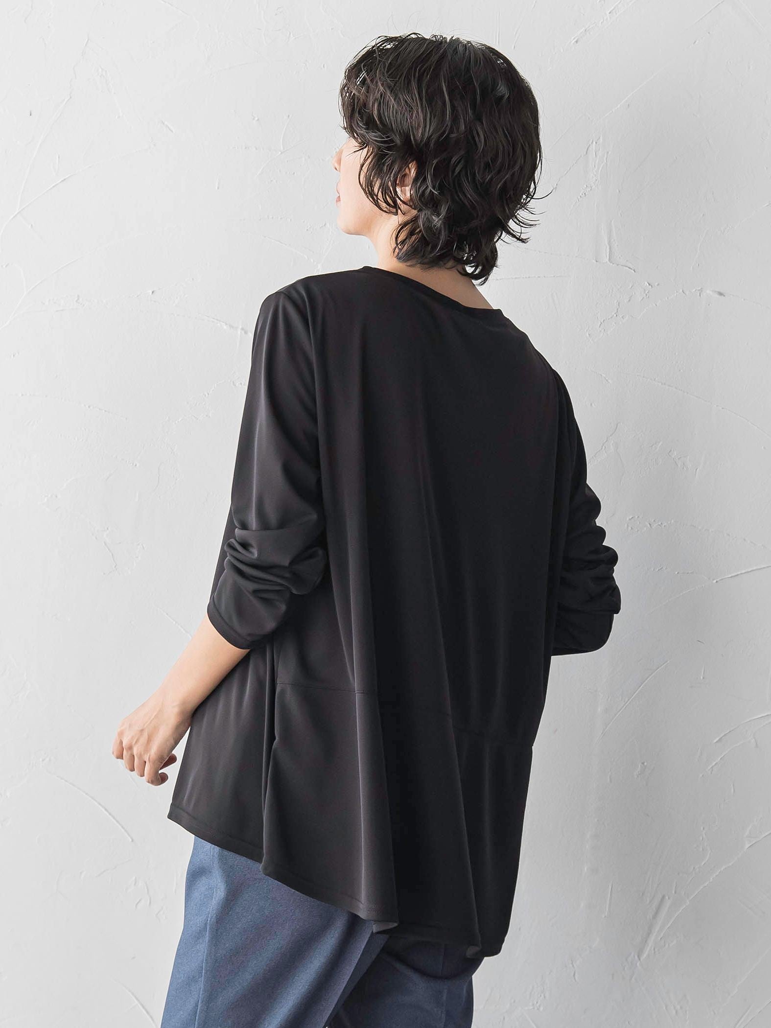 “ブラウスのように着られる”さらさらストレッチトップス