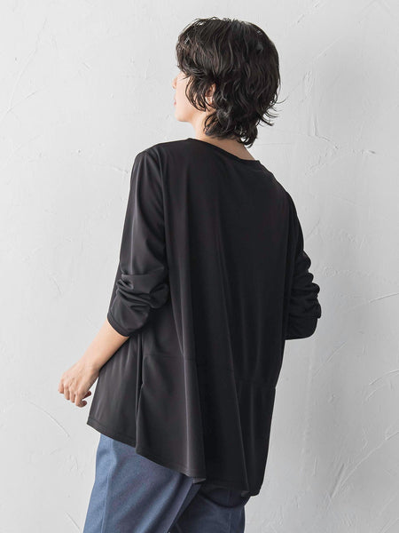 “ブラウスのように着られる”さらさらストレッチトップス