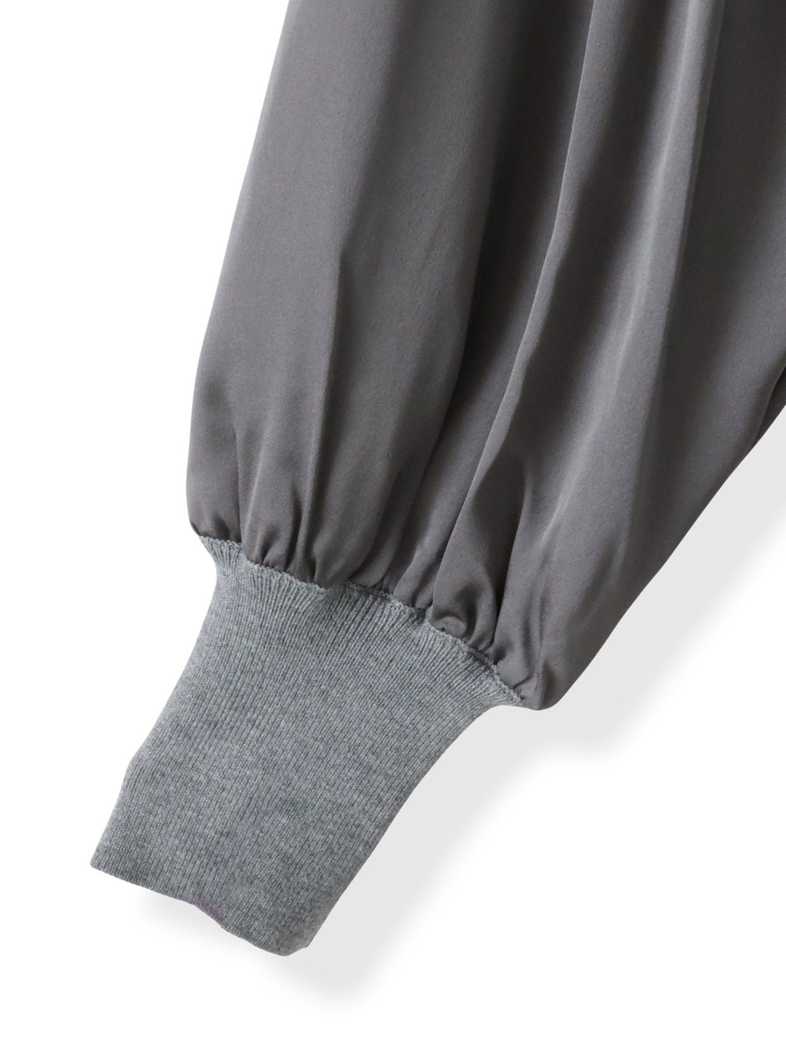 【WEB限定】”1枚でサマになる”とろみサテンふんわりニット