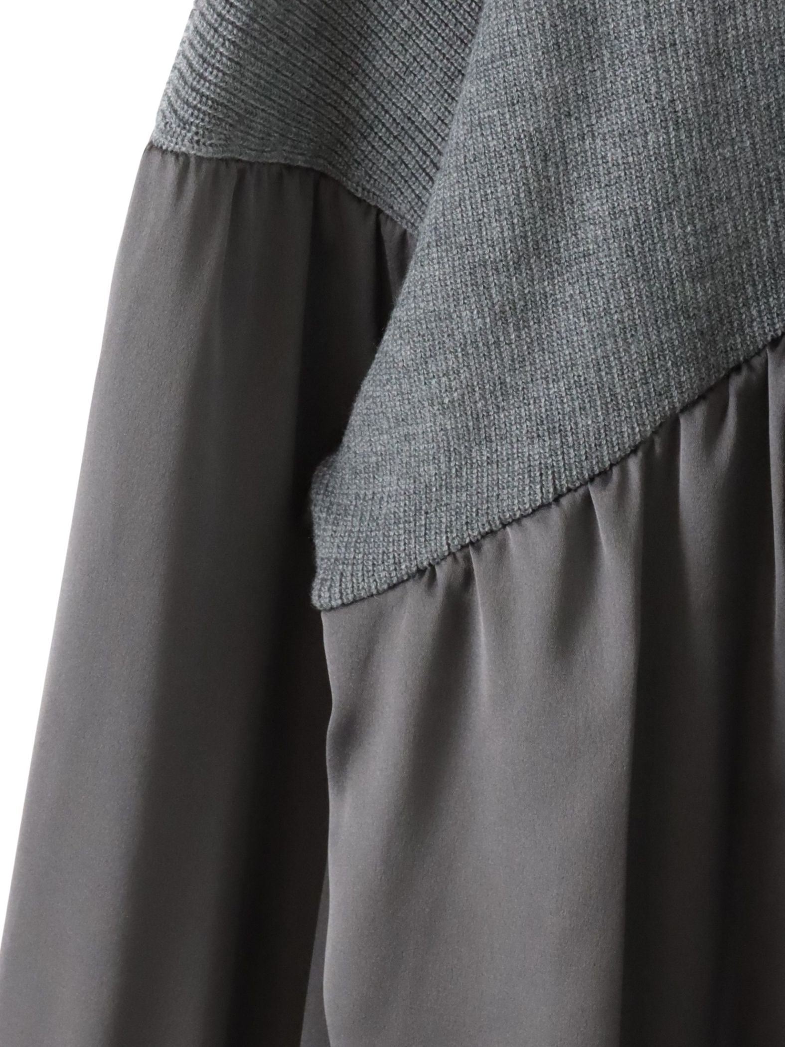 【WEB限定】”1枚でサマになる”とろみサテンふんわりニット