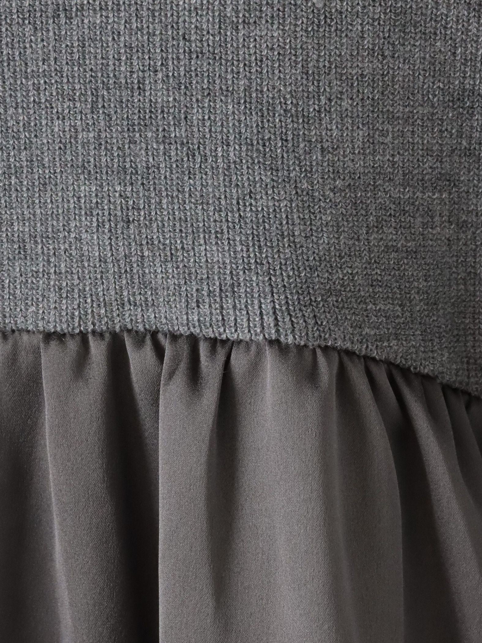 【WEB限定】”1枚でサマになる”とろみサテンふんわりニット