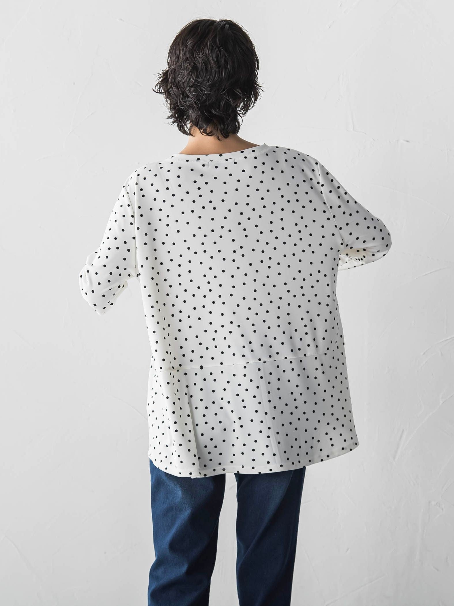 “ブラウスのように着られる”さらさらストレッチトップス