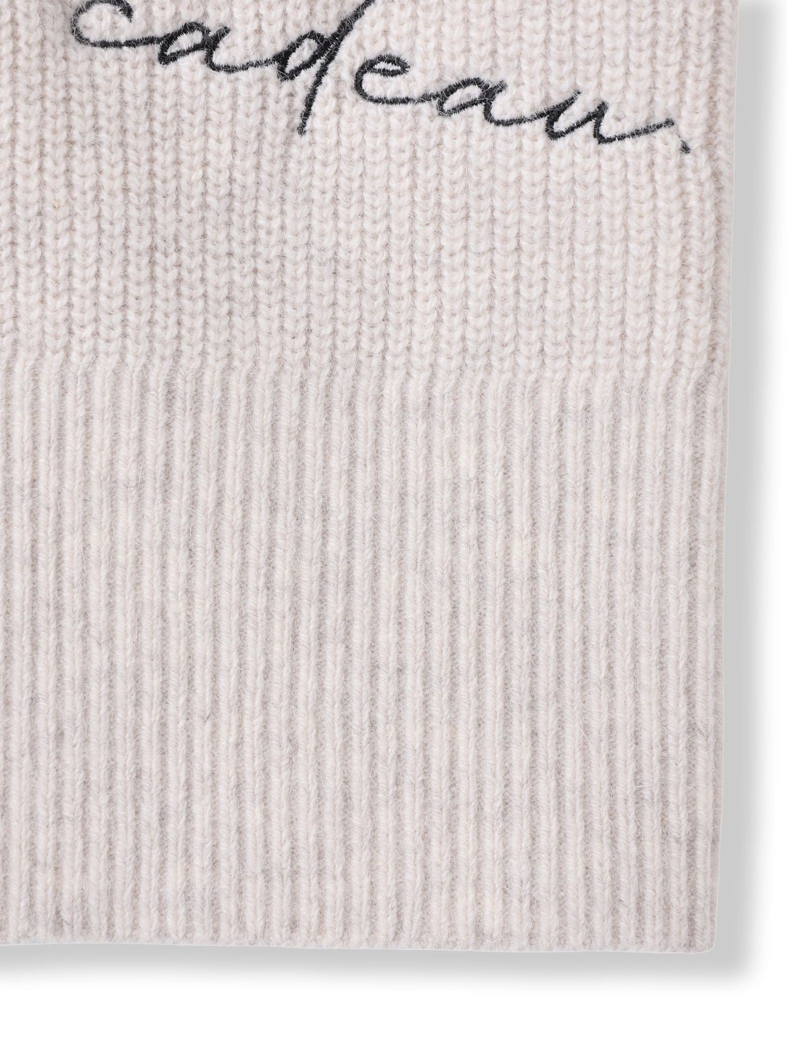 メッセージ刺繍Vネックニットプルオーバー≪手洗い可能≫