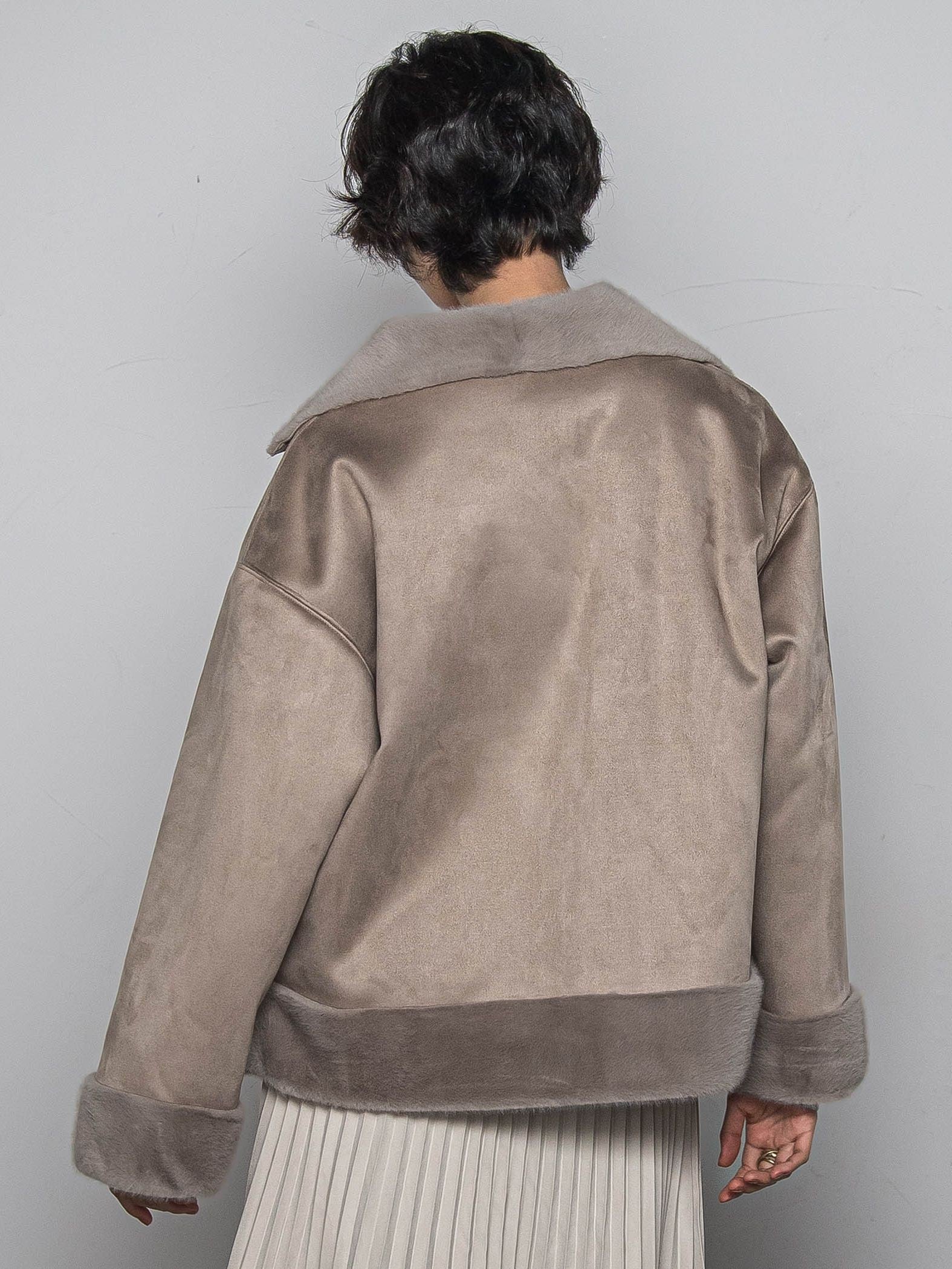 カジュアルだけど女っぽいフェイクムートンジャケット