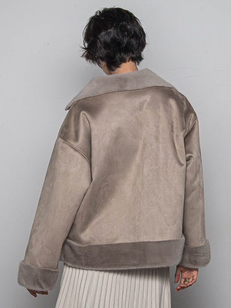 カジュアルだけど女っぽいフェイクムートンジャケット