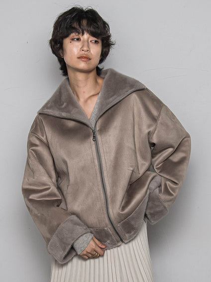 カジュアルだけど女っぽいフェイクムートンジャケット