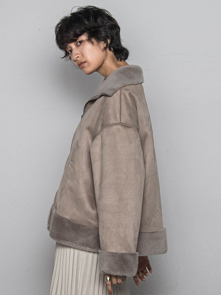 カジュアルだけど女っぽいフェイクムートンジャケット