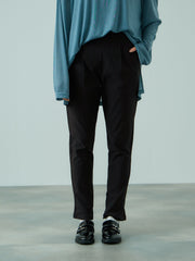 HAKIYASEブラッシュバックテーパードパンツ≪手洗い可能≫