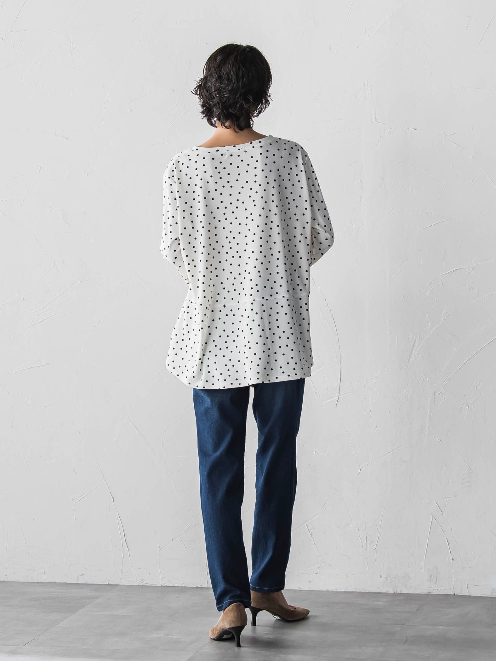 “ブラウスのように着られる”さらさらストレッチトップス