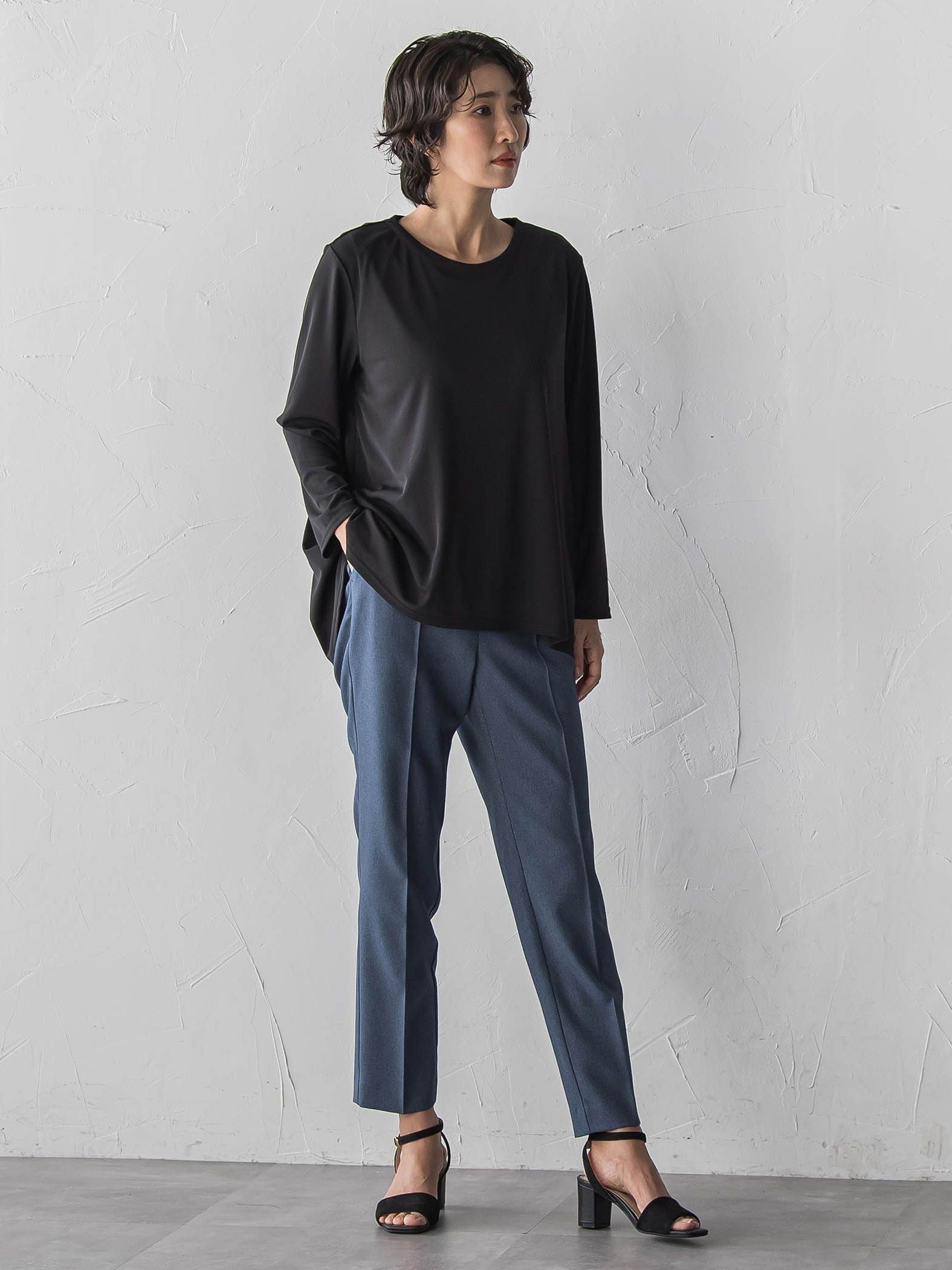 “ブラウスのように着られる”さらさらストレッチトップス