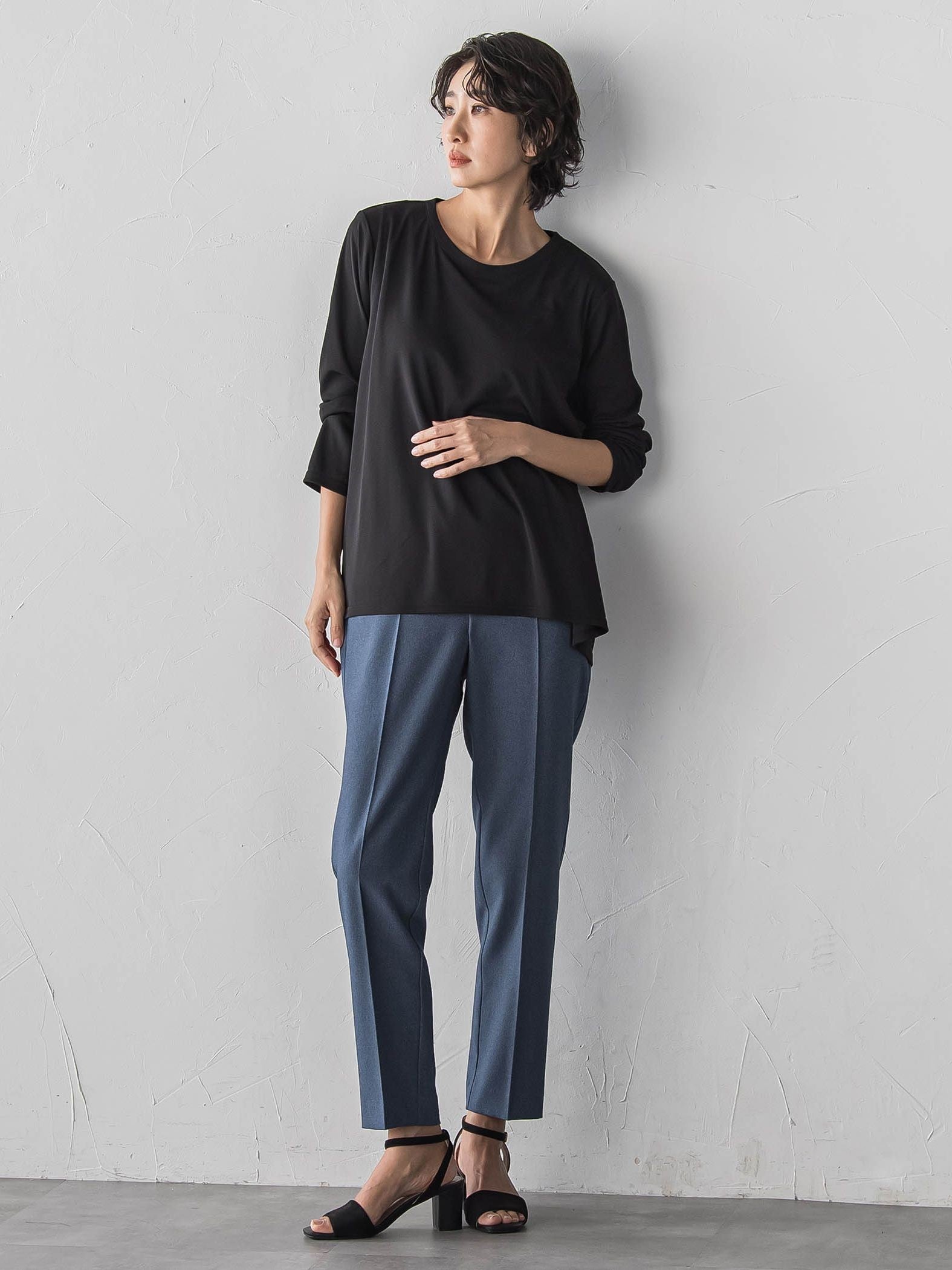 “ブラウスのように着られる”さらさらストレッチトップス