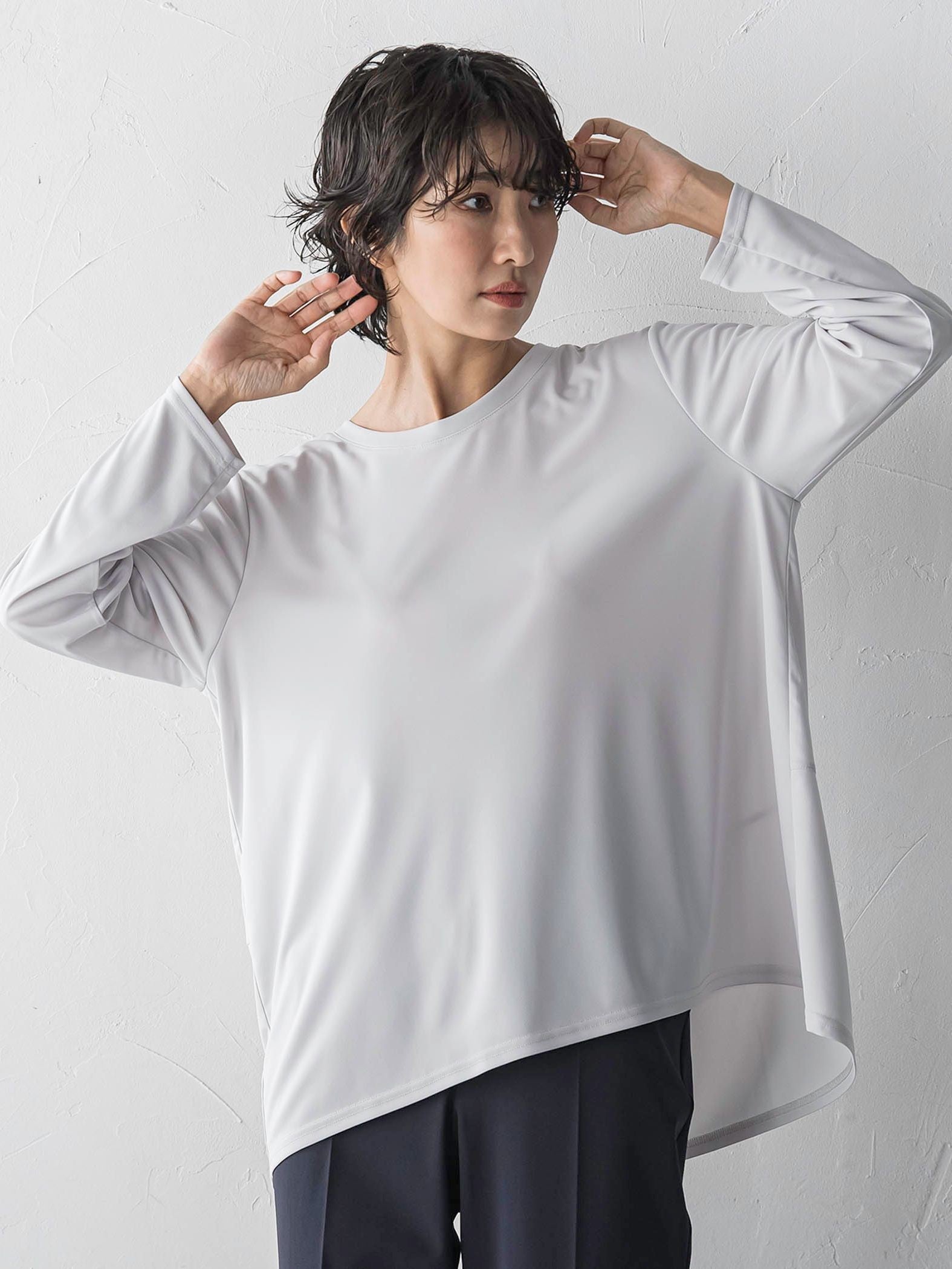 “ブラウスのように着られる”さらさらストレッチトップス