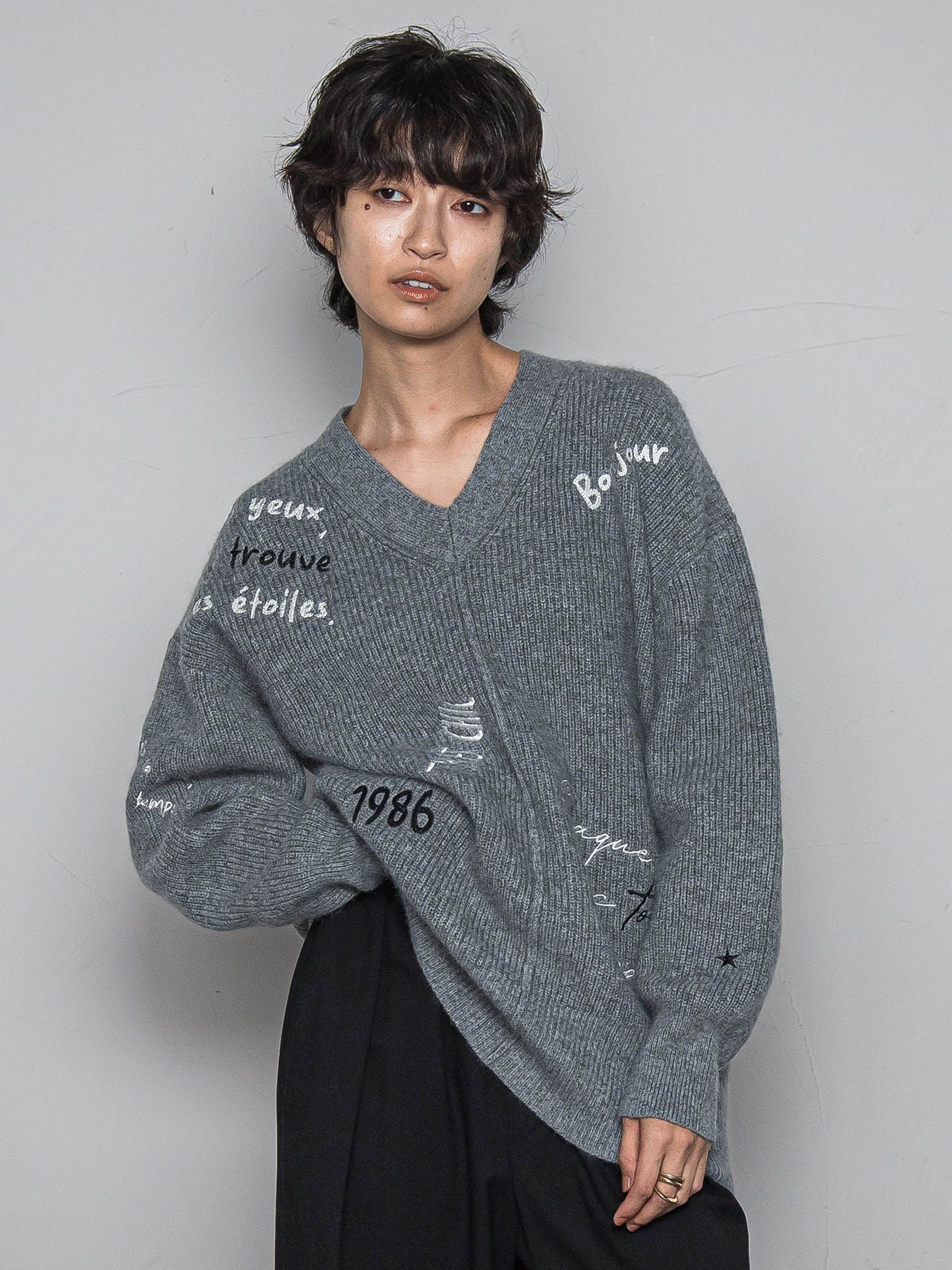メッセージ刺繍Vネックニットプルオーバー≪手洗い可能≫