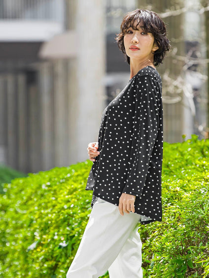 “ブラウスのように着られる”さらさらストレッチトップス