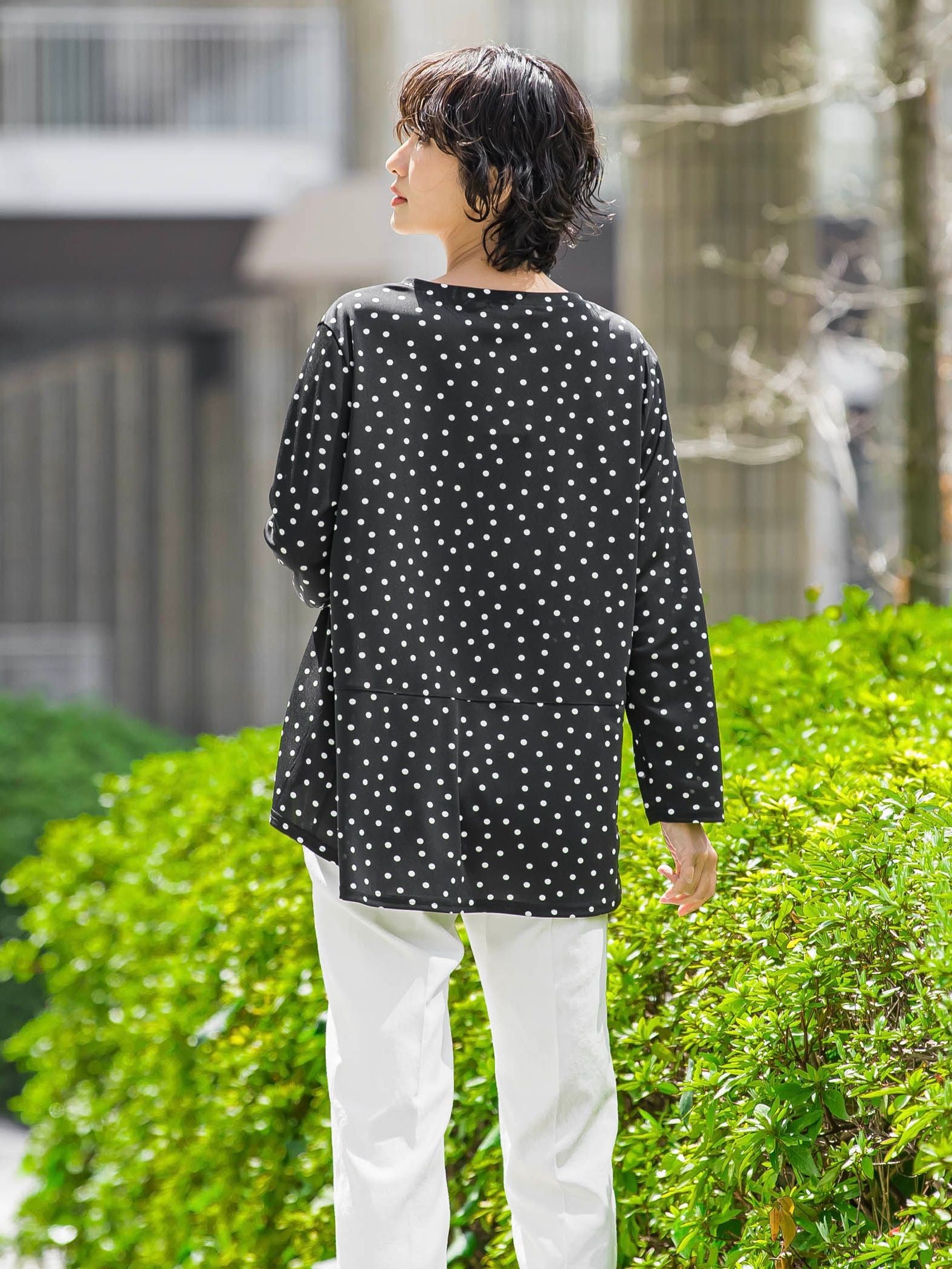 “ブラウスのように着られる”さらさらストレッチトップス