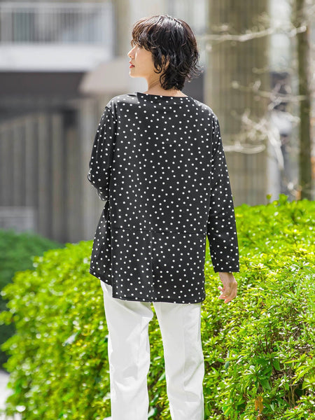 “ブラウスのように着られる”さらさらストレッチトップス