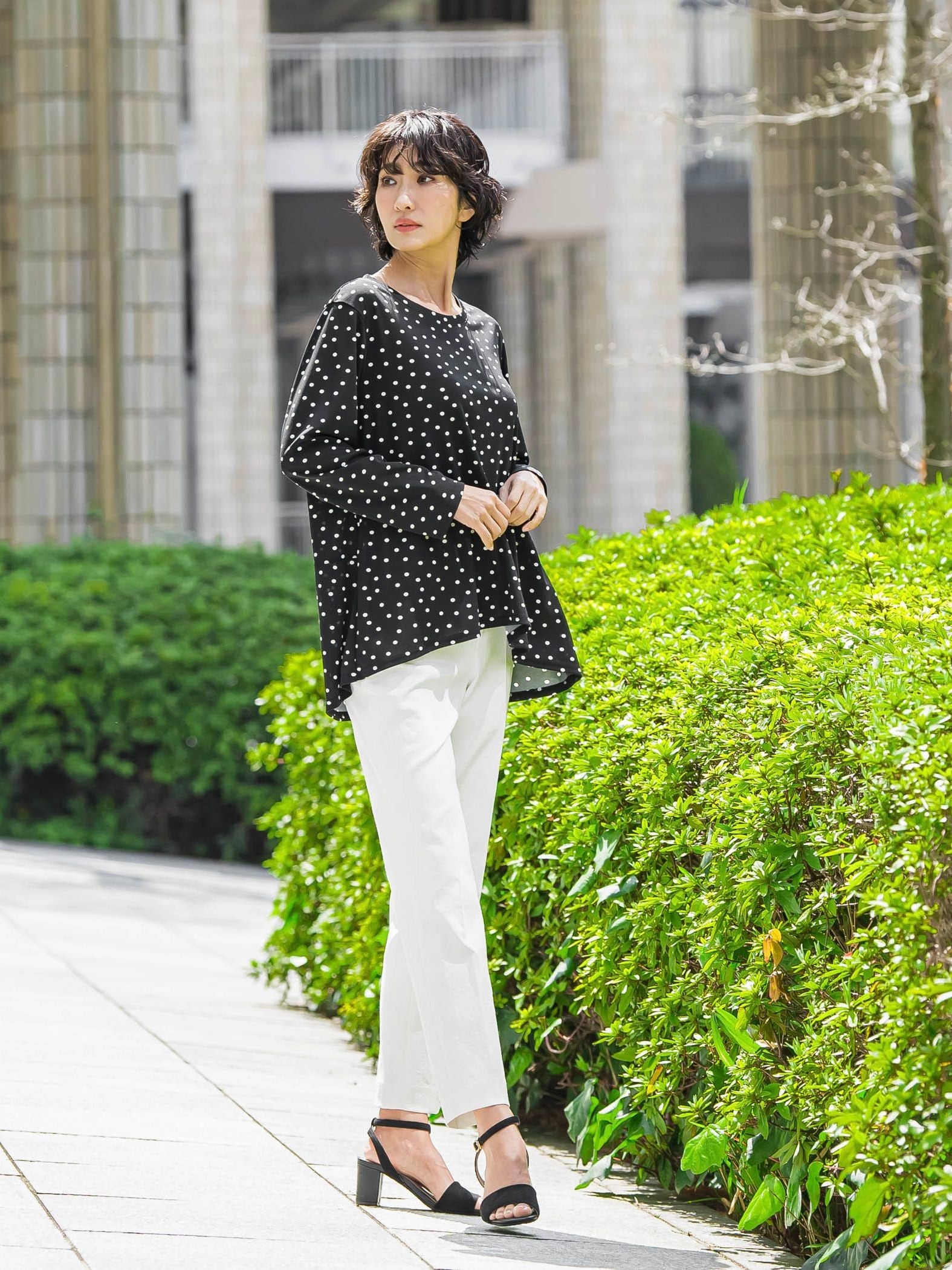 “ブラウスのように着られる”さらさらストレッチトップス