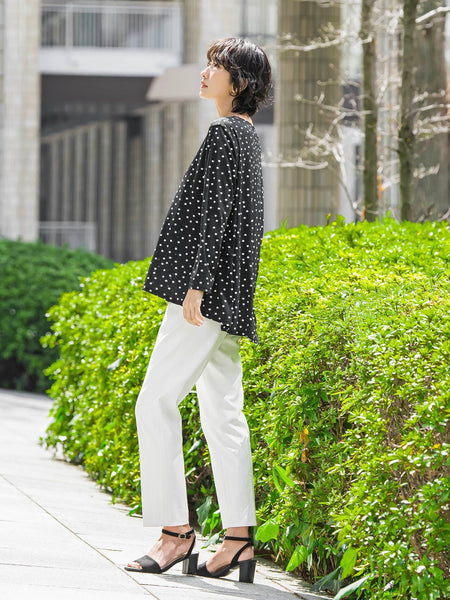 “ブラウスのように着られる”さらさらストレッチトップス