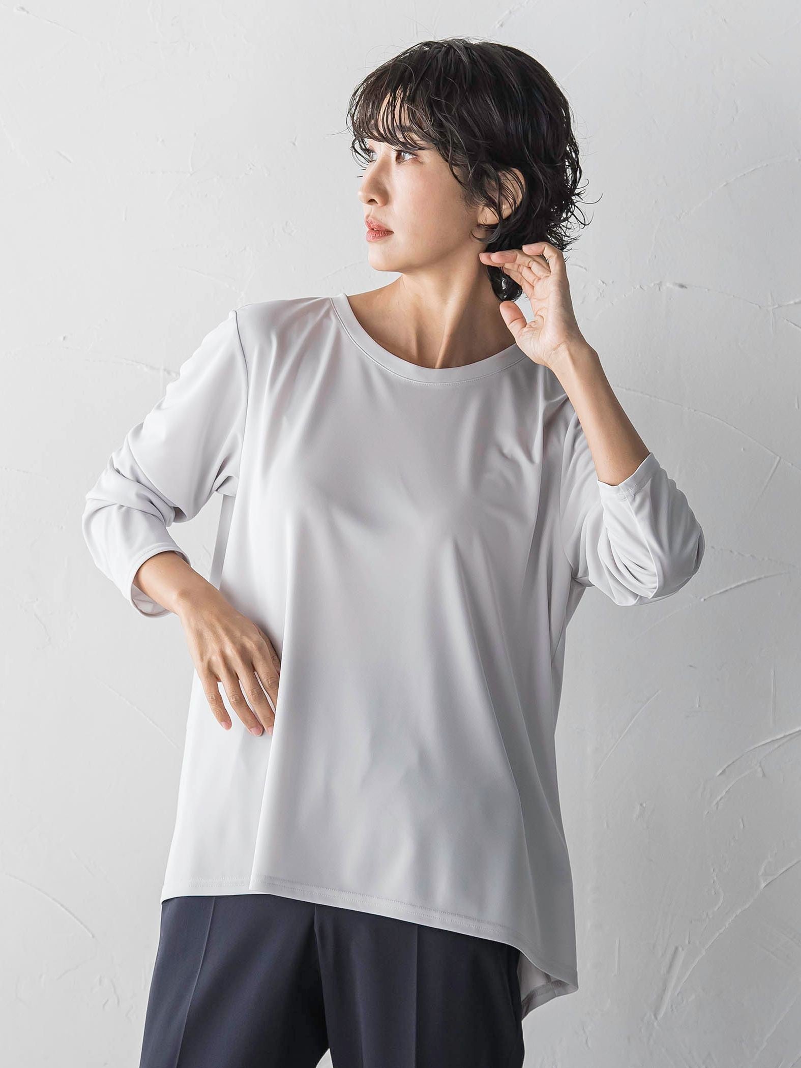 “ブラウスのように着られる”さらさらストレッチトップス