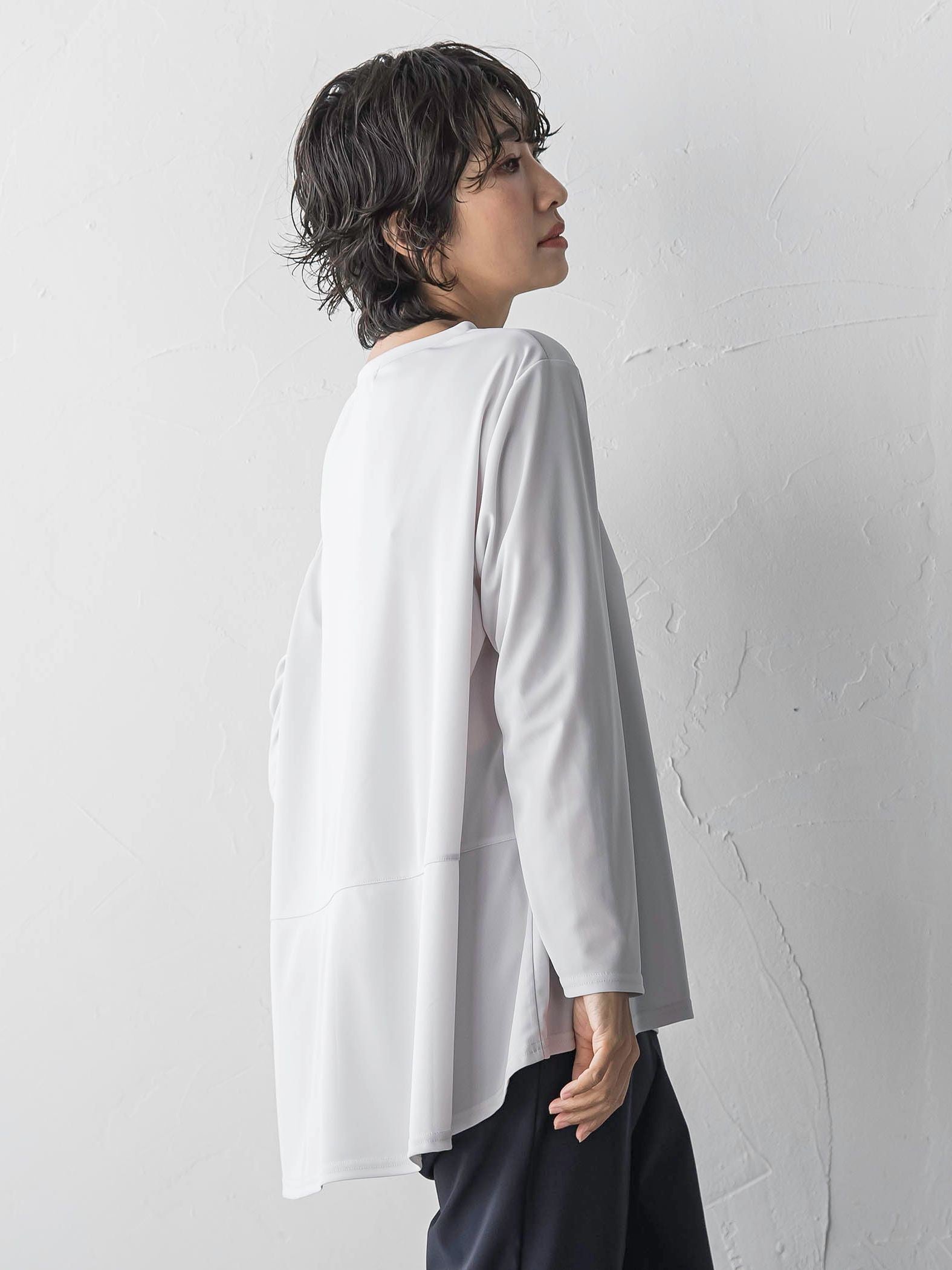 “ブラウスのように着られる”さらさらストレッチトップス