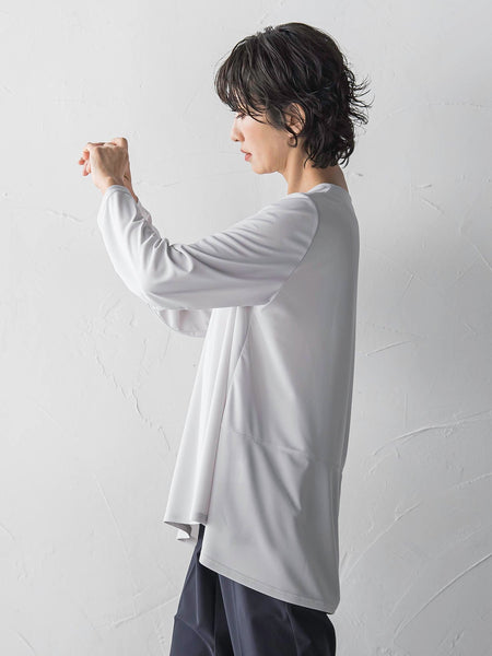 “ブラウスのように着られる”さらさらストレッチトップス