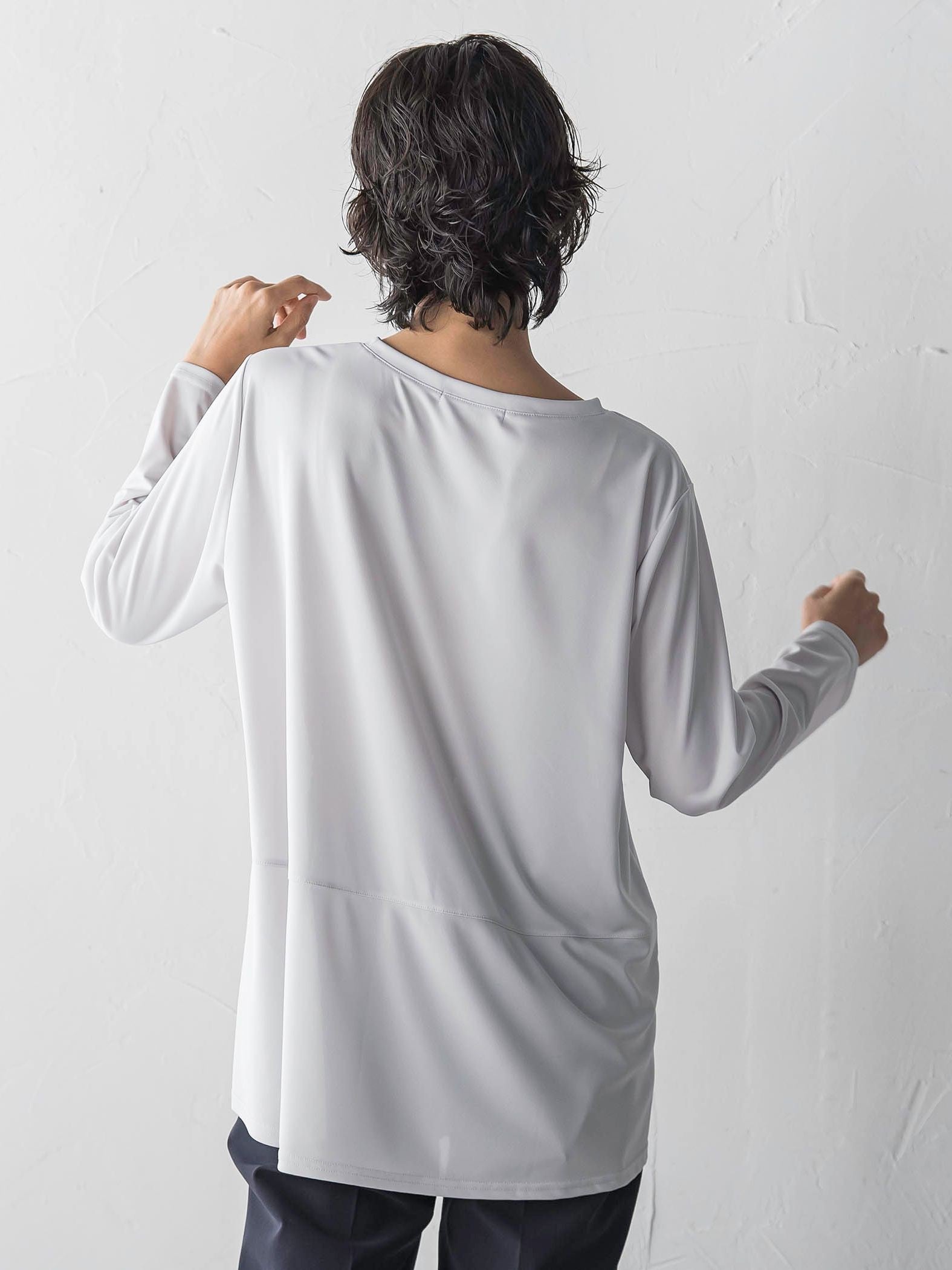 “ブラウスのように着られる”さらさらストレッチトップス