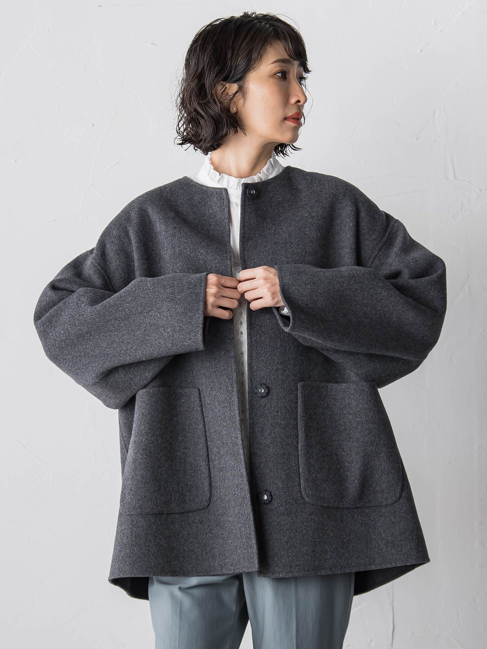 <極>”軽さと贅沢なぬくもり”ノーカラーリバーコート