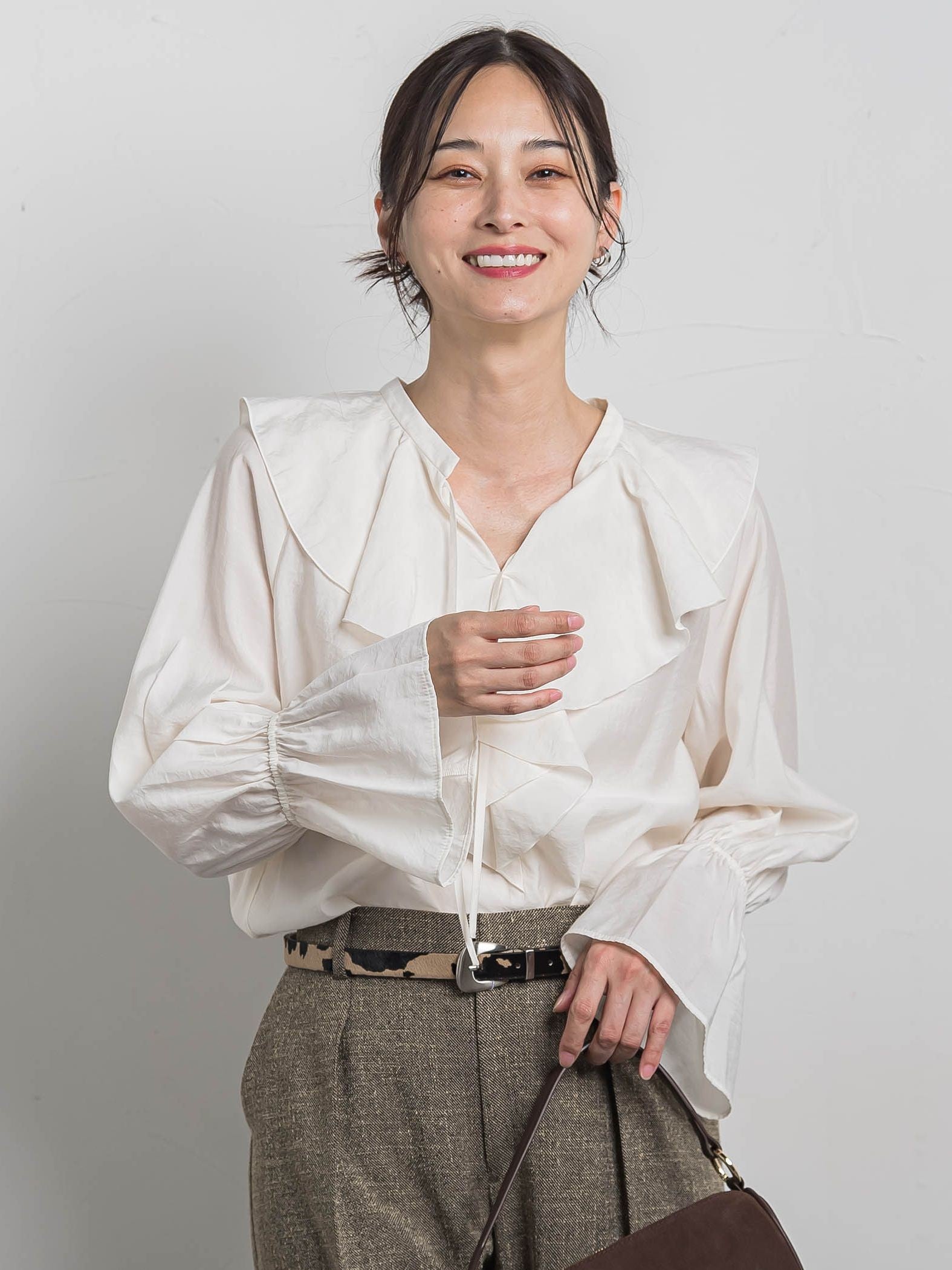 ラッフルレーヨンブラウス