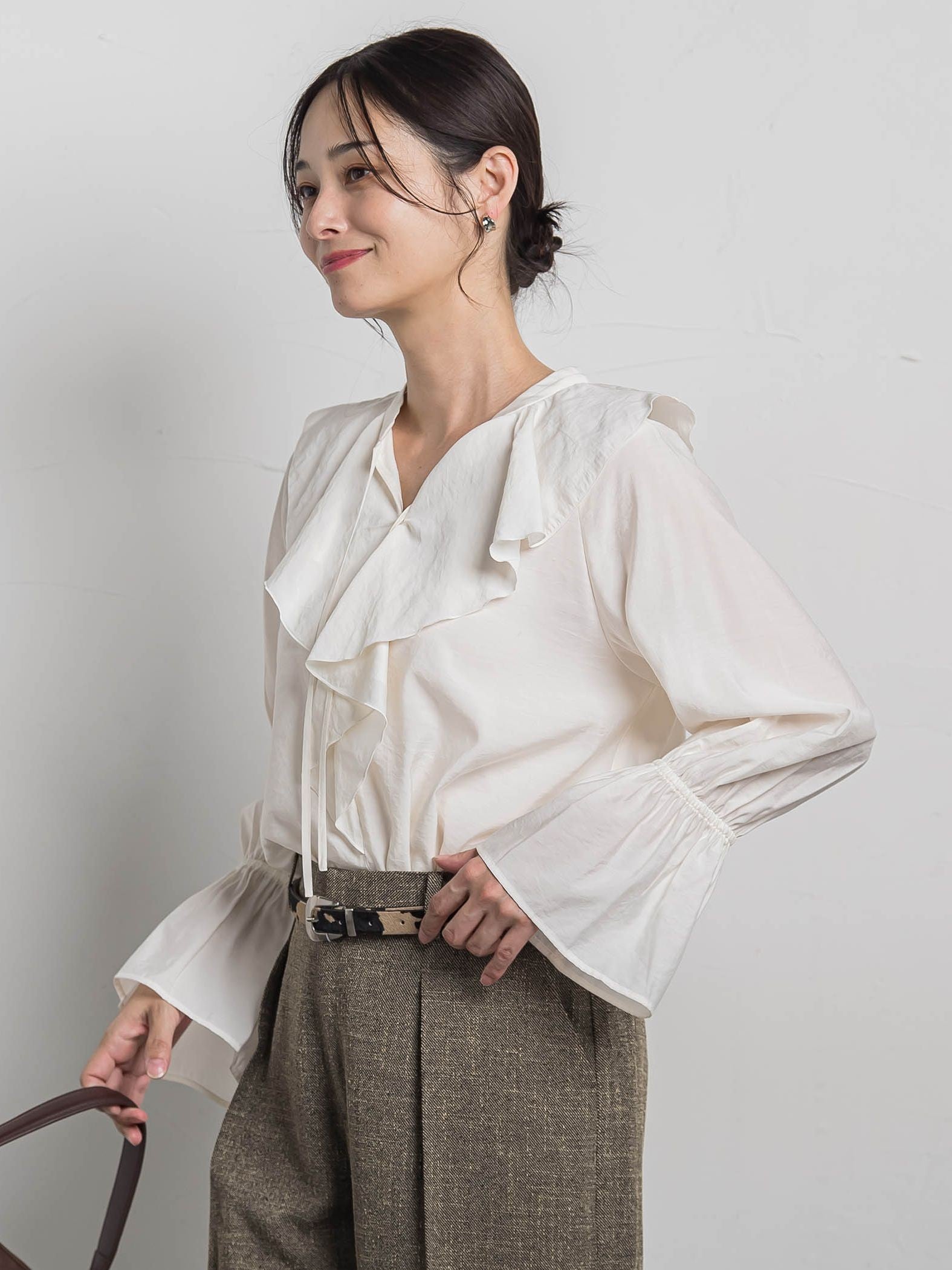 ラッフルレーヨンブラウス