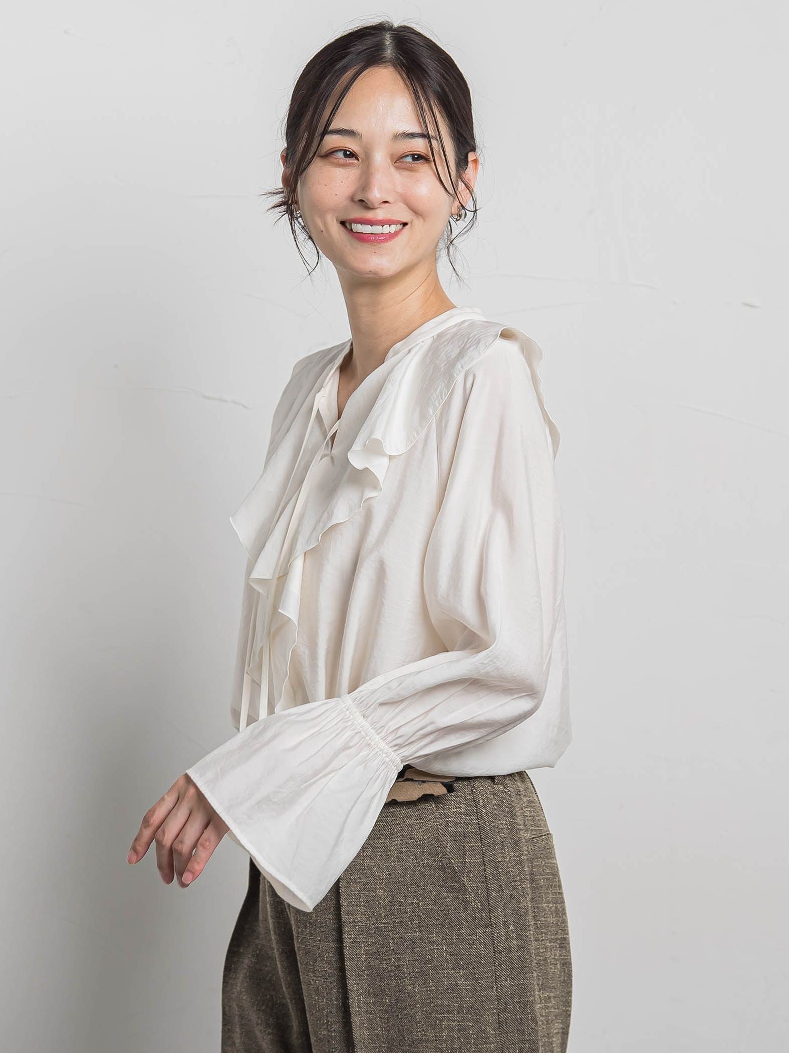 ラッフルレーヨンブラウス
