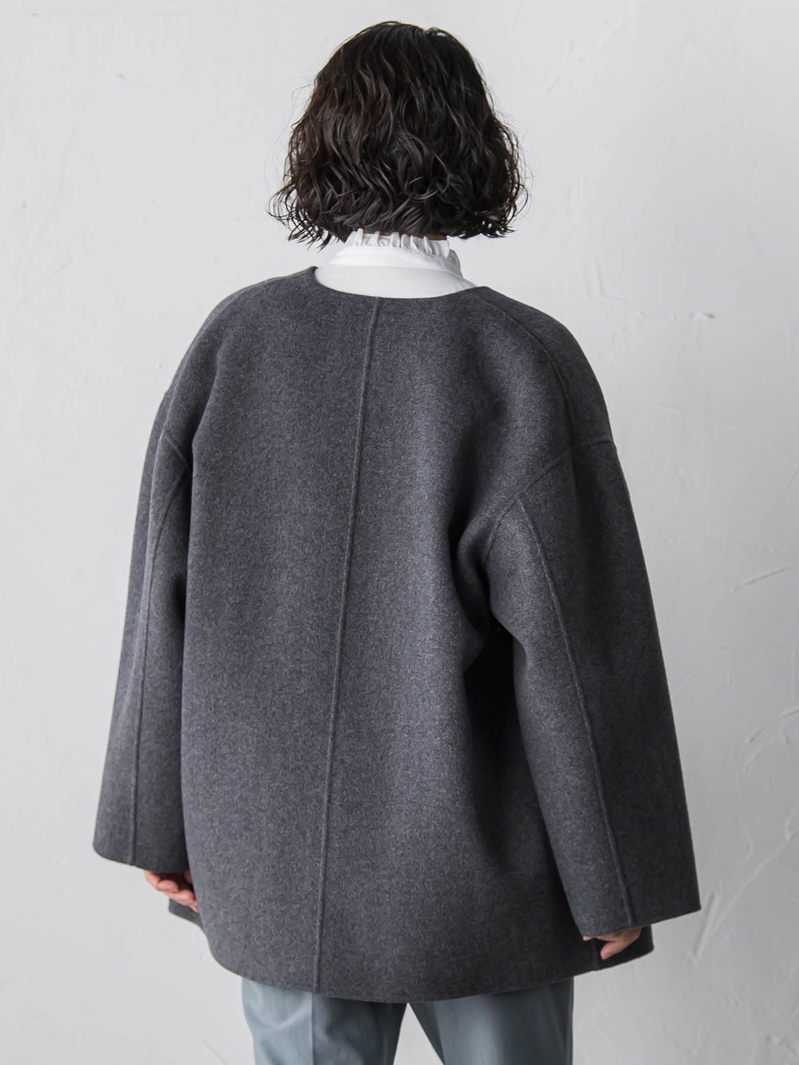 <極>”軽さと贅沢なぬくもり”ノーカラーリバーコート