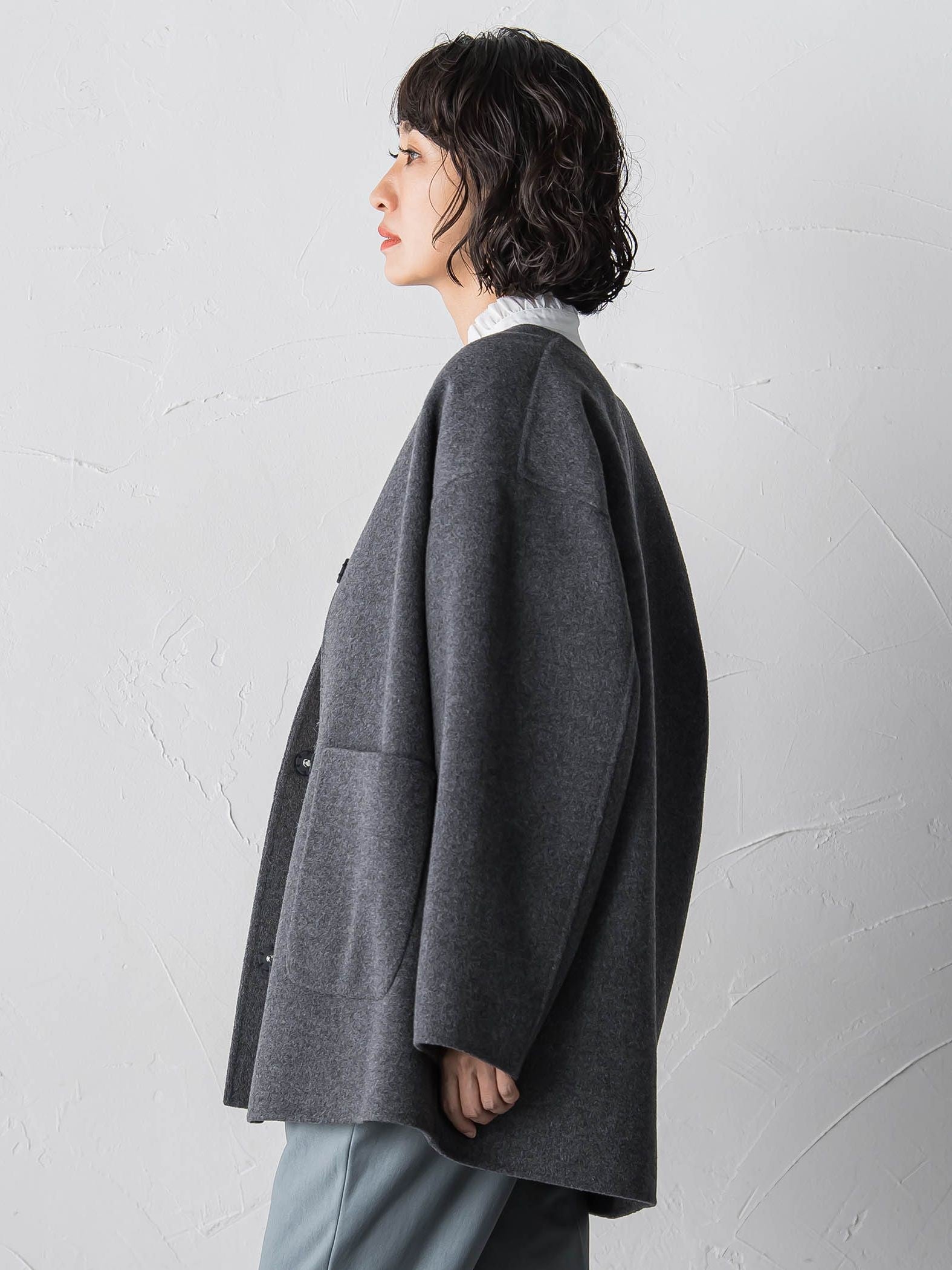 <極>”軽さと贅沢なぬくもり”ノーカラーリバーコート