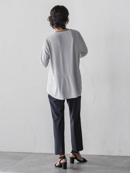 “ブラウスのように着られる”さらさらストレッチトップス