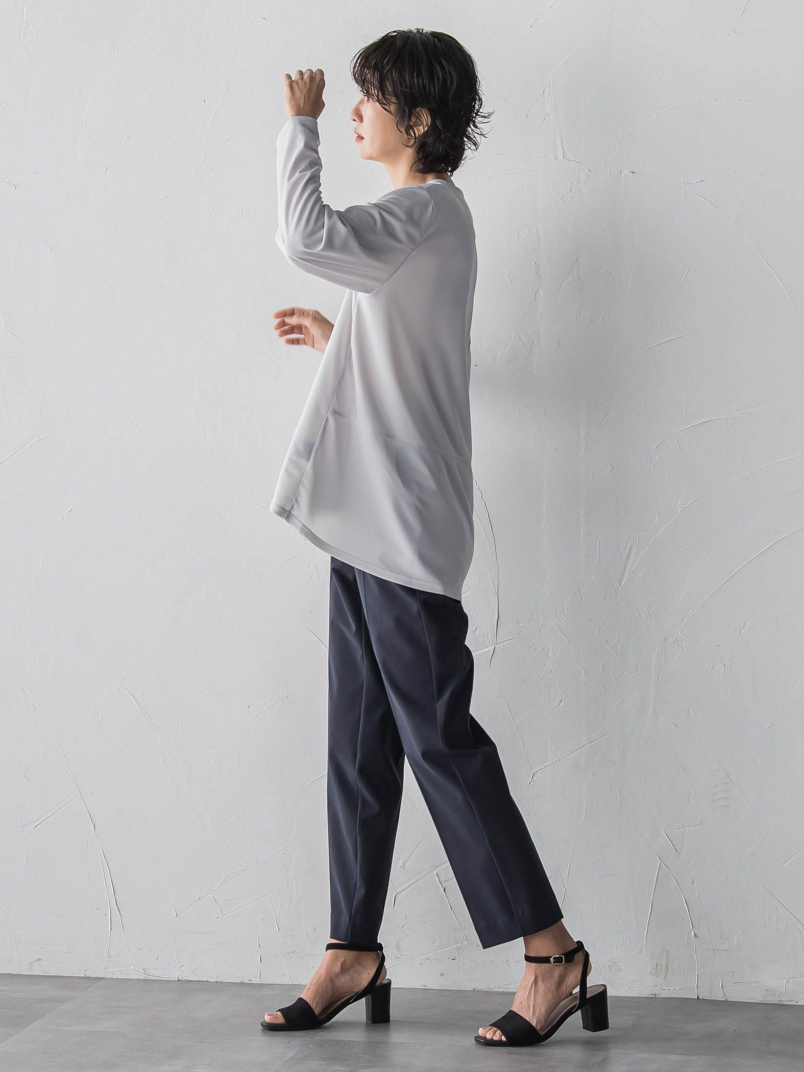 “ブラウスのように着られる”さらさらストレッチトップス