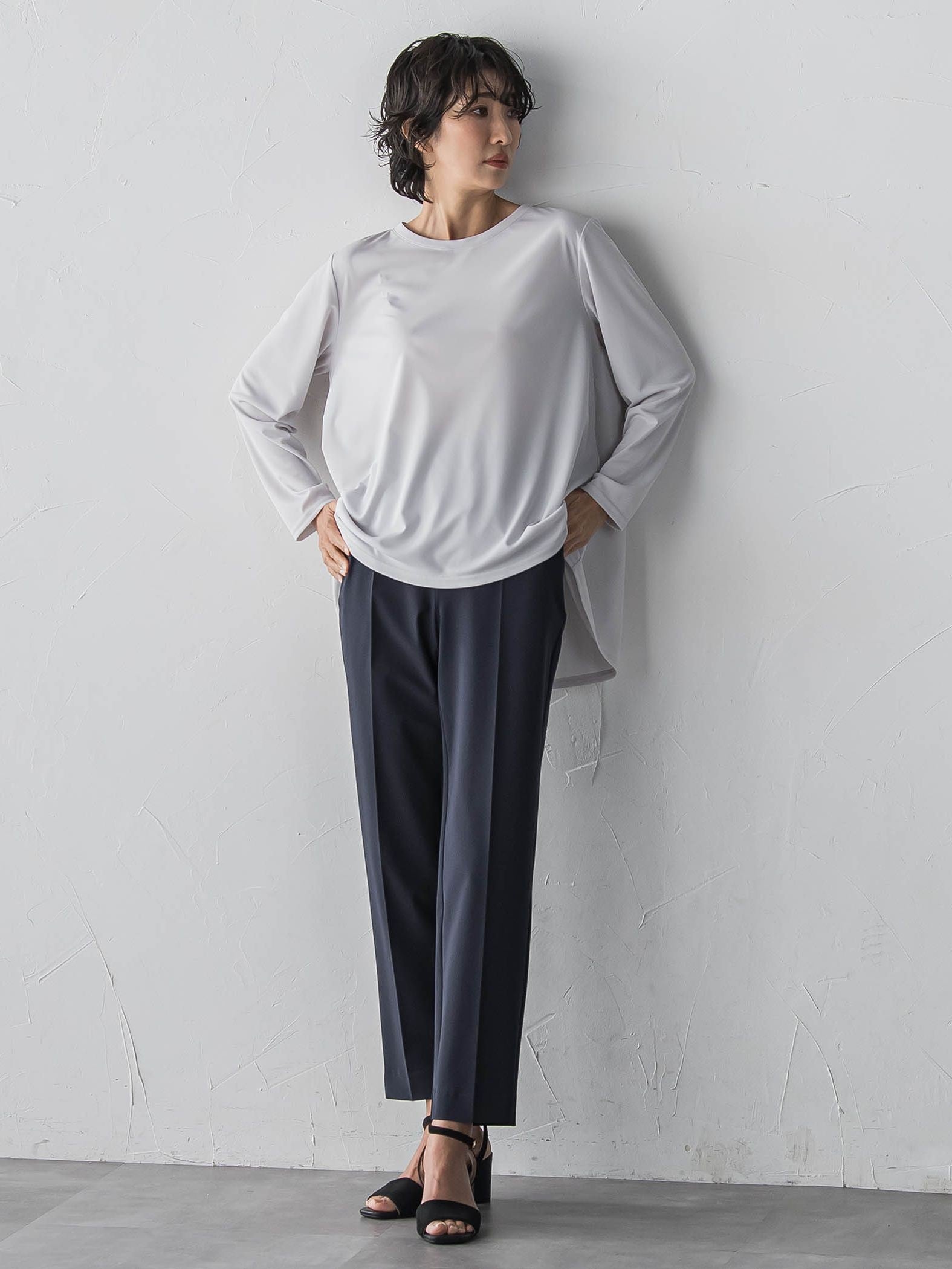 “ブラウスのように着られる”さらさらストレッチトップス