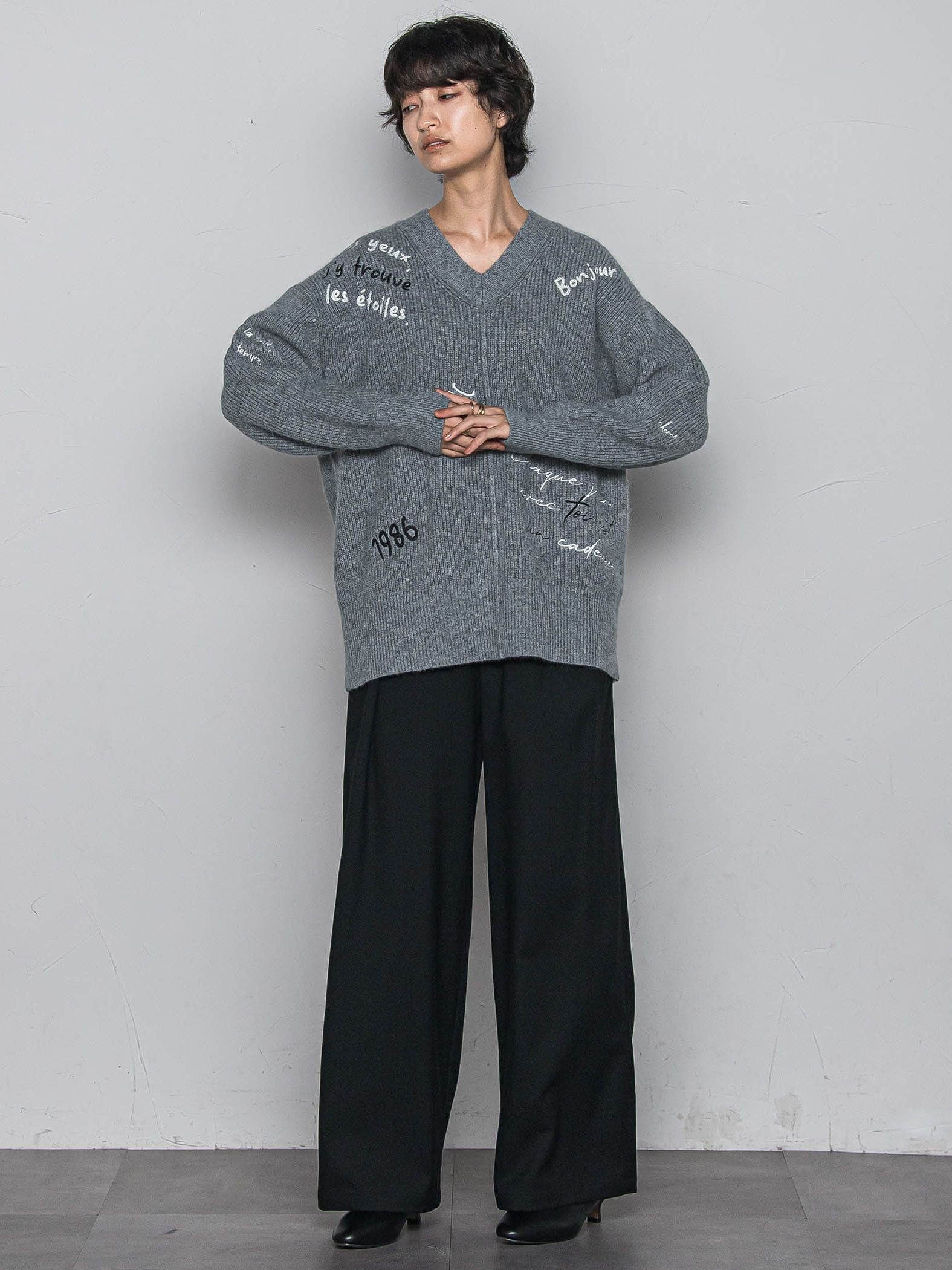 メッセージ刺繍Vネックニットプルオーバー≪手洗い可能≫