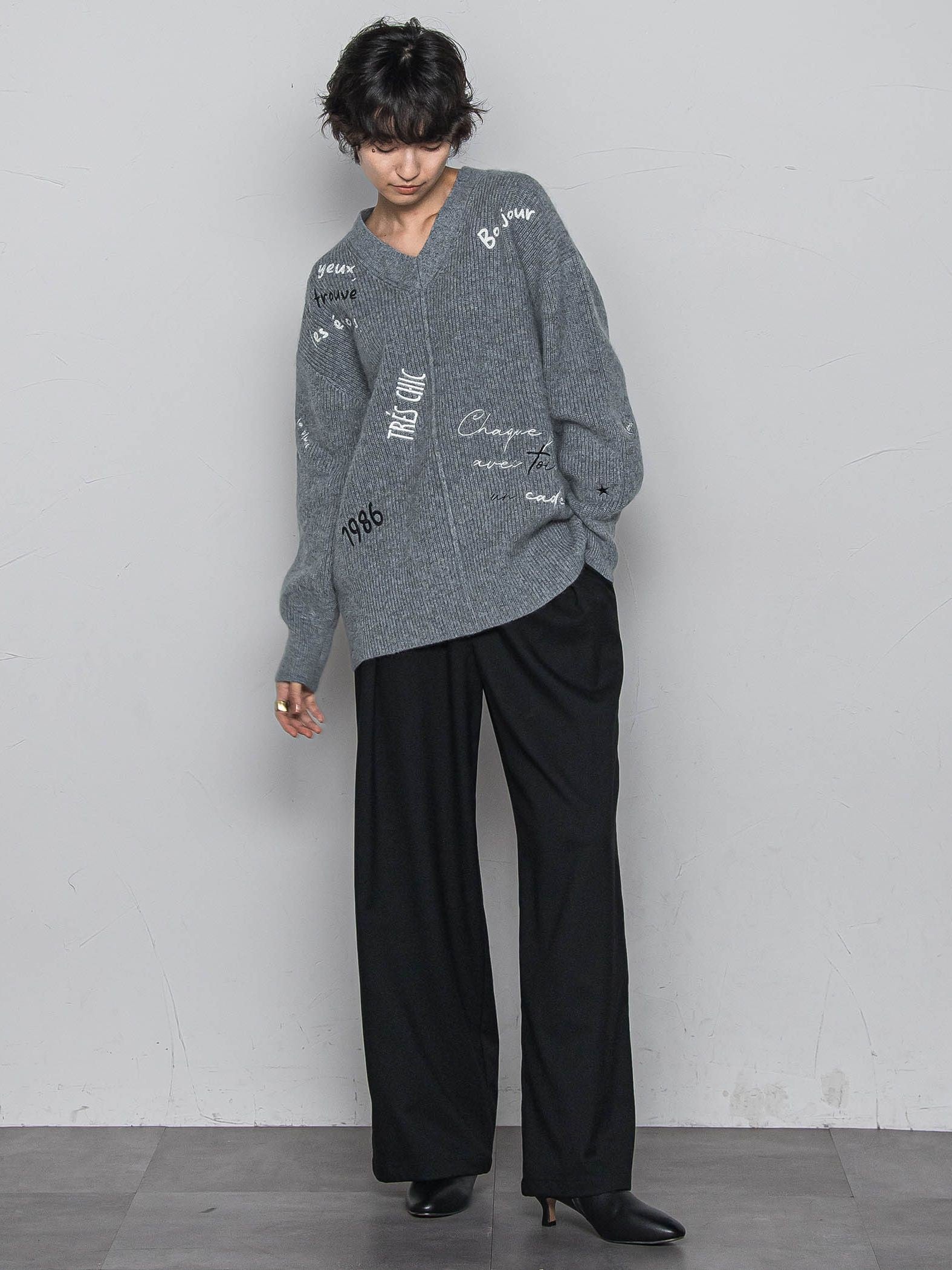 メッセージ刺繍Vネックニットプルオーバー≪手洗い可能≫