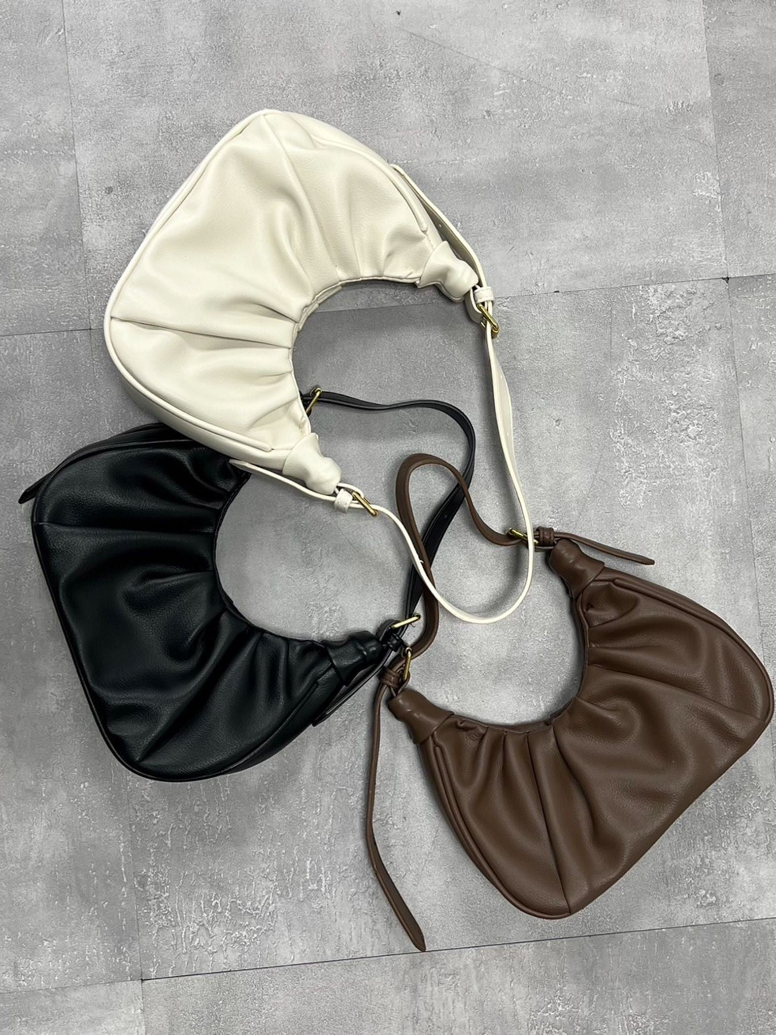 【KOREAN ITEM】フェイクレザー半月型ショルダーバッグ