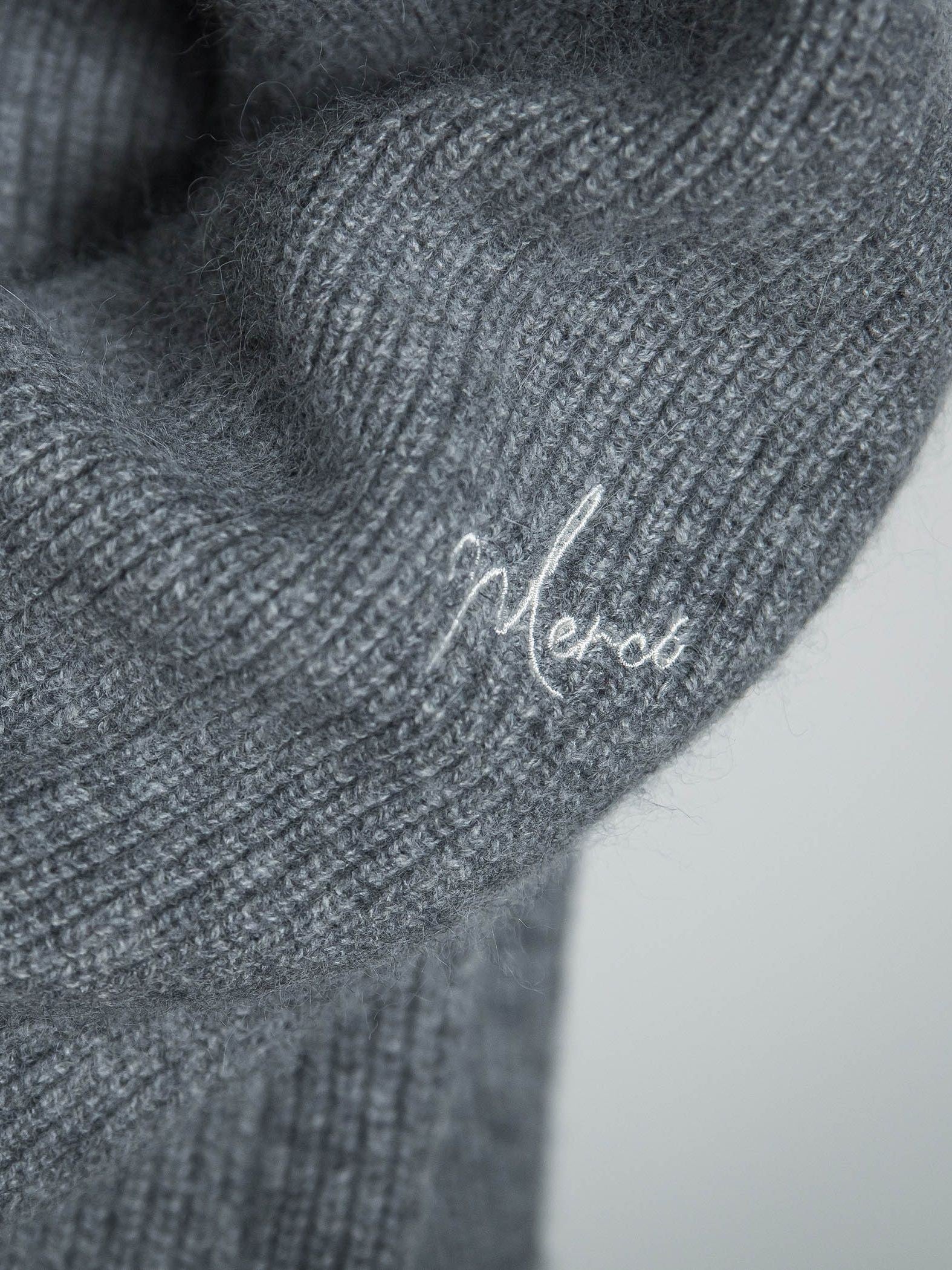 メッセージ刺繍Vネックニットプルオーバー≪手洗い可能≫