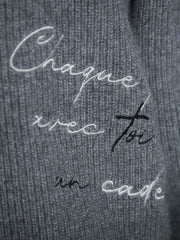 メッセージ刺繍Vネックニットプルオーバー≪手洗い可能≫