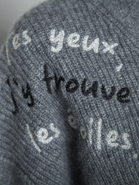 メッセージ刺繍Vネックニットプルオーバー≪手洗い可能≫