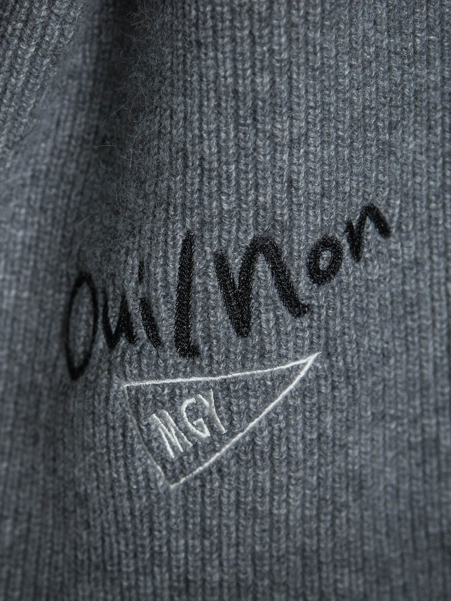 メッセージ刺繍Vネックニットプルオーバー≪手洗い可能≫