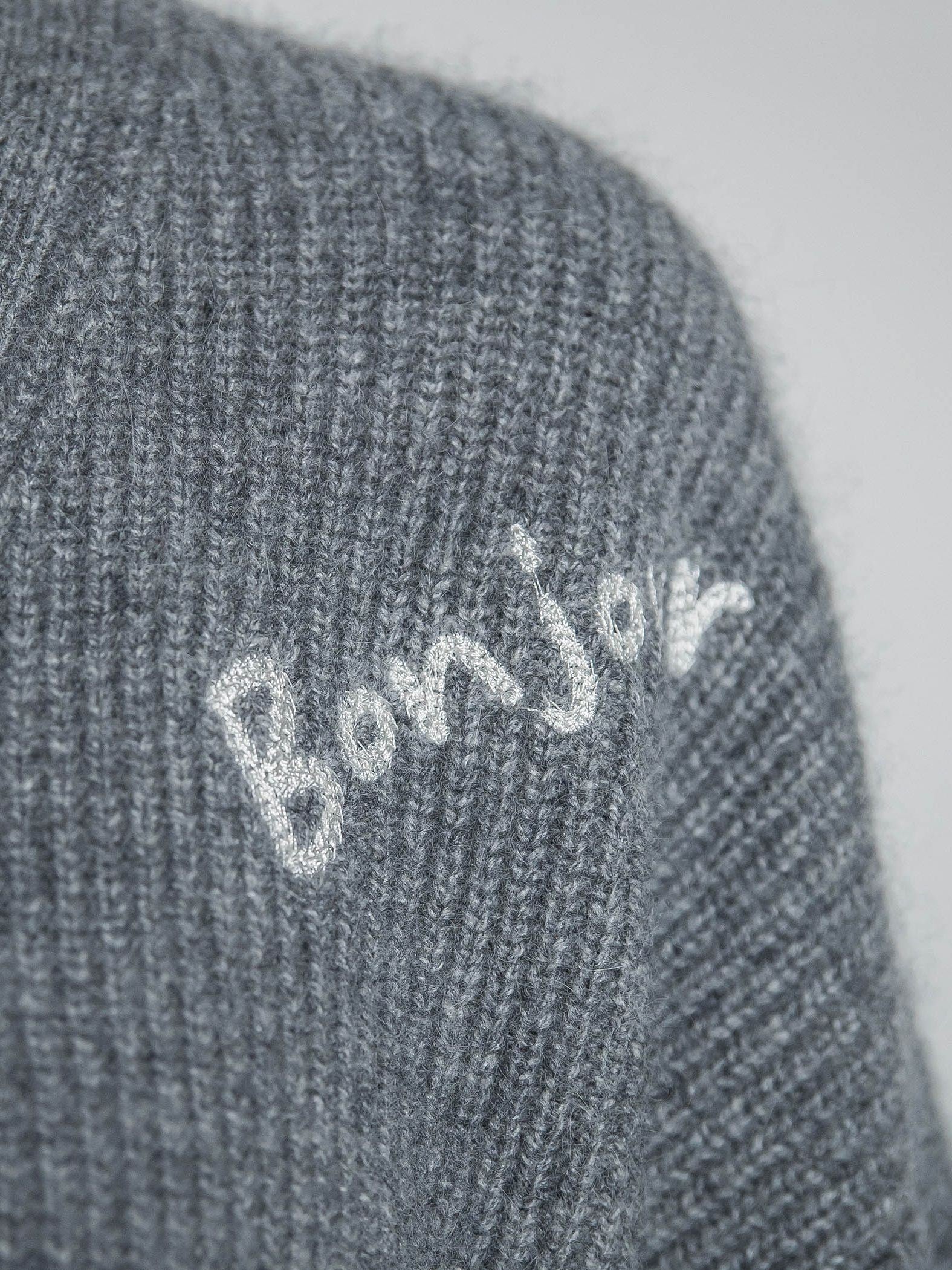 メッセージ刺繍Vネックニットプルオーバー≪手洗い可能≫