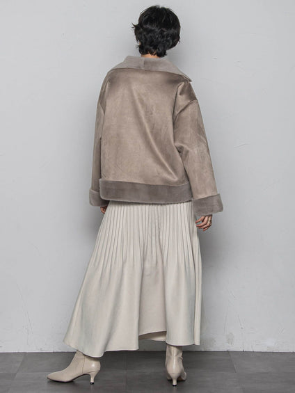 カジュアルだけど女っぽいフェイクムートンジャケット