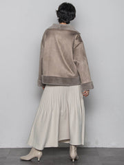 カジュアルだけど女っぽいフェイクムートンジャケット