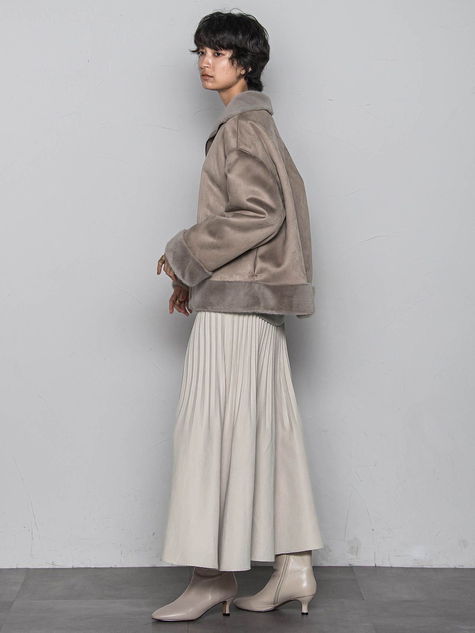 カジュアルだけど女っぽいフェイクムートンジャケット