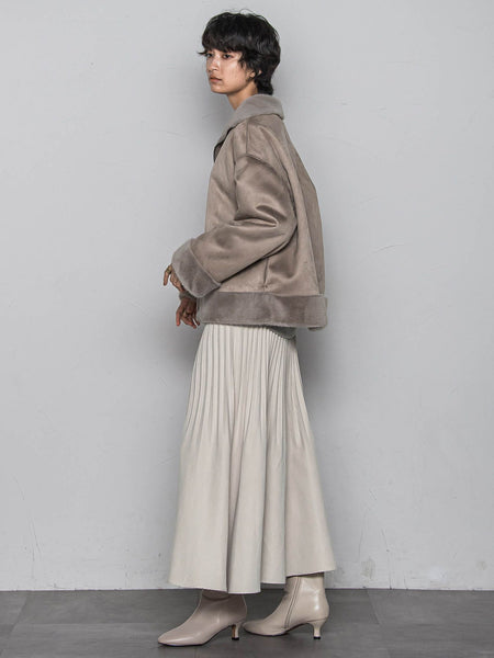 カジュアルだけど女っぽいフェイクムートンジャケット